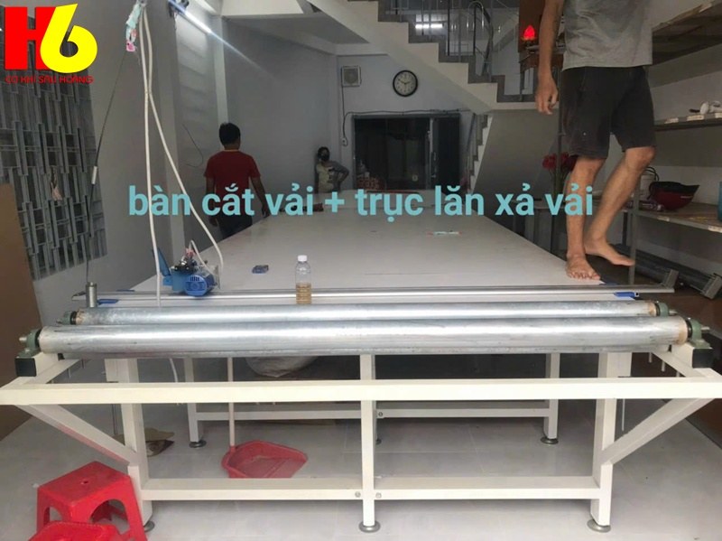 bàn cắt vải và trục xả vải